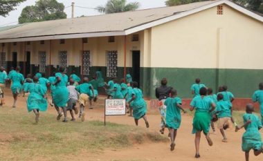 Sulm në një shkollë në Ugandë, të paktën 26 nxënës të vrarë – gjashtë të tjerë të rrëmbyer