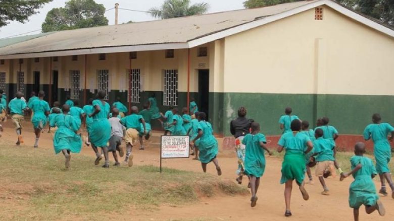 Sulm në një shkollë në Ugandë, të paktën 26 nxënës të vrarë – gjashtë të tjerë të rrëmbyer