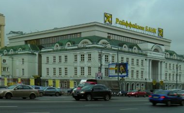 Raiffeisen Bank pezullon transfertat në euro në Rusi