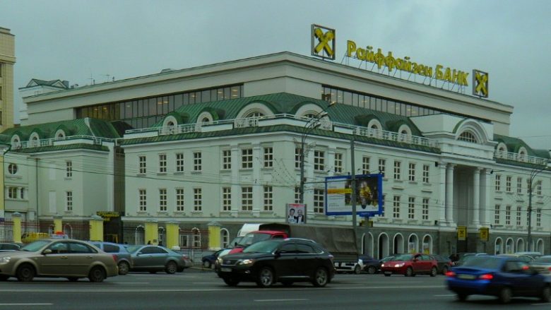 Raiffeisen Bank pezullon transfertat në euro në Rusi