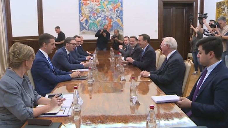 Vuçiq bisedon me senatorët amerikanë për situatën në veri të Kosovës