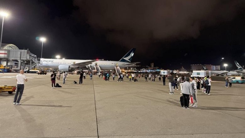 Të paktën 11 pasagjerë u lënduan duke u evakuuar pasi një aeroplan “ndërpreu” ngritjen në aeroportin e Hong Kongut