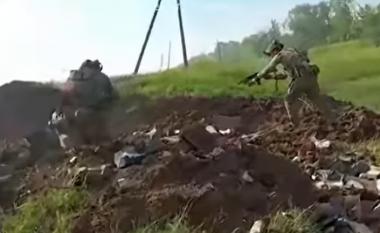 Pamje nga aksioni i ushtarëve ukrainas duke sulmuar pozicionet ruse pranë Bakhmutit