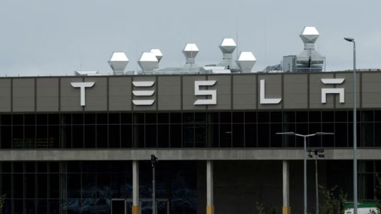 Tesla padit dy ish-punonjës nën akuza për shkeljen e të dhënave