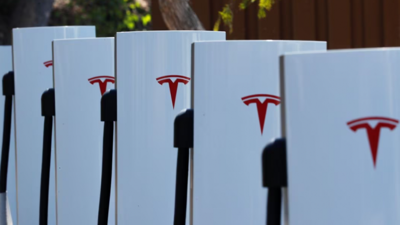 Shoferët e Rivian do të mund t’i mbushin makinat e tyre tek mbushësit e Tesla-s