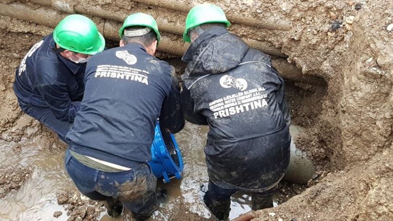 Dëmtohet gypi i ujësjellësit te rruga “Agim Ramadani” në Prishtinë, banorë mbesin pa furnizim me ujë