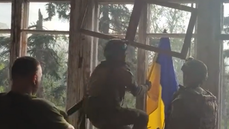 Ushtria e Ukrainës çliron një fshat në rajonin e Donetskut, ngrit flamurin verdhë e blu në një objekt