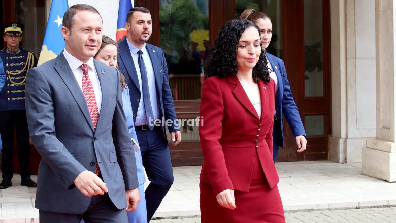 Bashkëshorti i presidentes e quan Vuçiqin, kryetar shteti analfabet