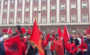 Tiranë, nis protesta e qytetarëve në mbështetje të Kosovës