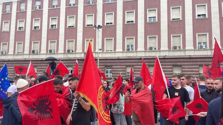 Tiranë, nis protesta e qytetarëve në mbështetje të Kosovës