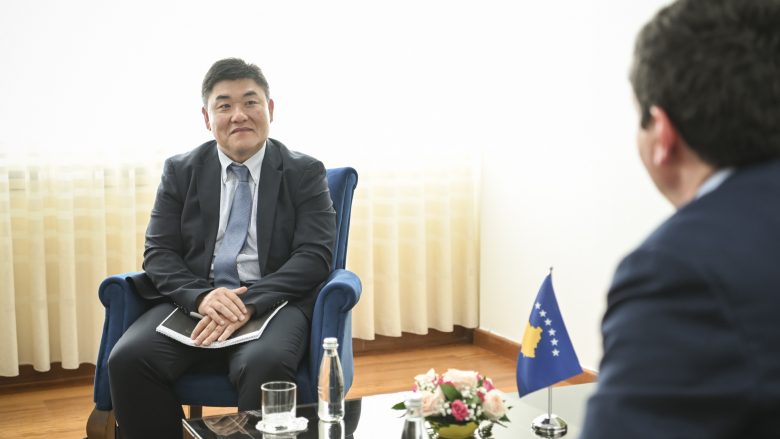 Kurti fton kompaninë KIA Europe që të investojë në Kosovë