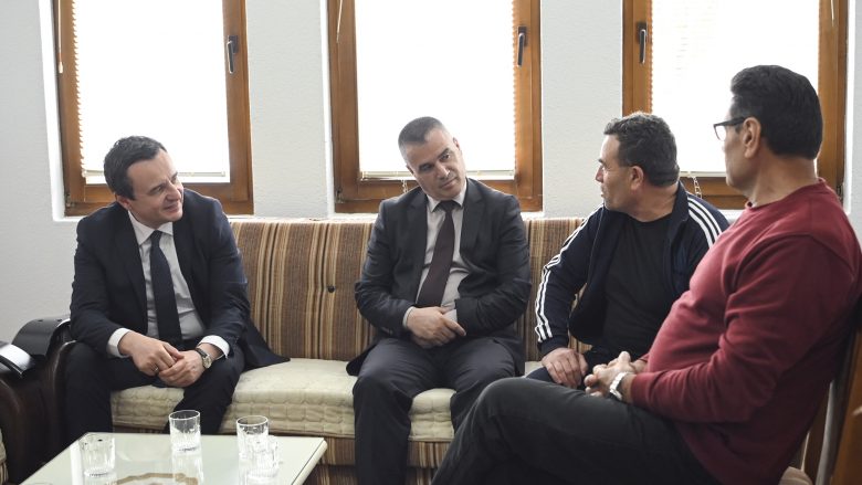 Kurti vizitoi familjet e tre policëve të rrëmbyer nga forcat serbe