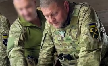 Komandanti i lartë i Ukrainës merr vëmendjen me një distinktiv të personazhit të Star Wars në uniformën e tij