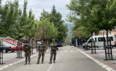 Vazhdojnë sulmet në veri, gjuajtje me shok-bomba në stacionet policore në Mitrovicë të veriut dhe Zveçan