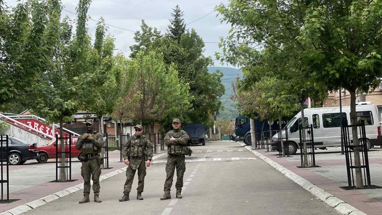 Vazhdojnë sulmet në veri, gjuajtje me shok-bomba në stacionet policore në Mitrovicë të veriut dhe Zveçan