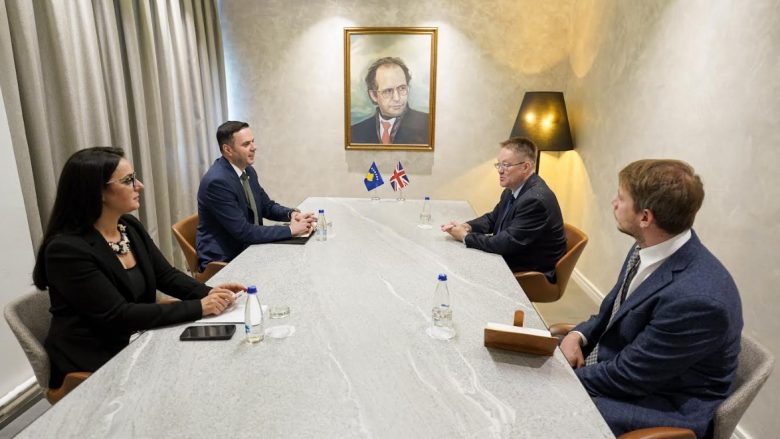 Abdixhiku pret në takim ambasadorin Abbott: Përplasja e Kosovës me aleatët është devijim strategjik me pasoja