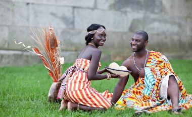 Tri zakone të çuditshme në Afrikë që praktikohen edhe sot: Pse tezja e nuses duhet ta kalojë natën me dhëndrin?