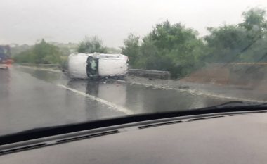 Përmbyset një makinë në rrugën Shkup – Tetovë, reshjet e shiut vështirësojnë qarkullimin