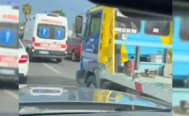 Ndiqte ambulancën për të shmangur trafikun, e pëson drejtuesi i mjetit në Tiranë