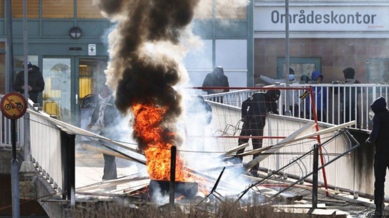 Suedia lejon djegien e Kuranit jashtë një xhamie në ditën e Kurban Bajramit
