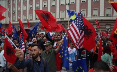 Tiranë, protestojnë qytetarët në mbështetje të Kosovës: Përjetë bashkë!