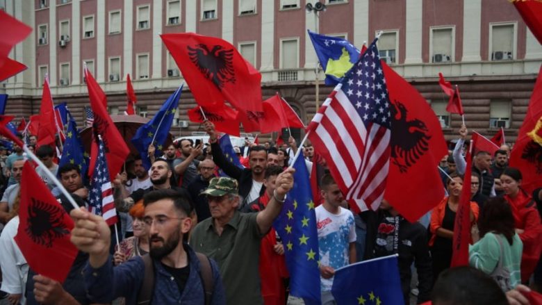 Tiranë, protestojnë qytetarët në mbështetje të Kosovës: Përjetë bashkë!