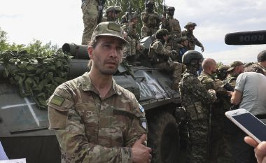 Vullnetarët rusë që luftojnë në krah të Ukrainës, kapin rob disa ushtarë të Putinit