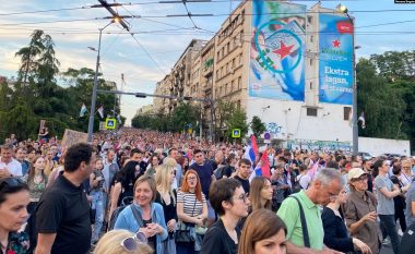 Dhjetëra mijëra qytetarë në marshin protestues drejt Qeverisë së Serbisë