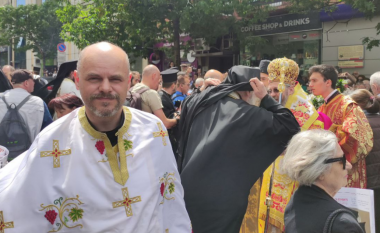 Kisha Ortodokse e përjashton priftin pasi predikoi kundër luftës së Rusisë në Ukrainë, analistja Stradner: Ky institucion është instrument i inteligjencës ruse