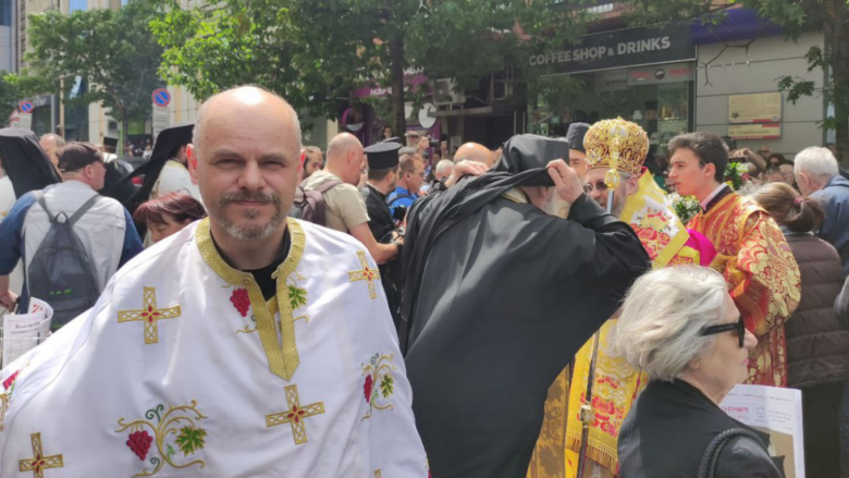 Kisha Ortodokse e përjashton priftin pasi predikoi kundër luftës së Rusisë në Ukrainë, analistja Stradner: Ky institucion është instrument i inteligjencës ruse