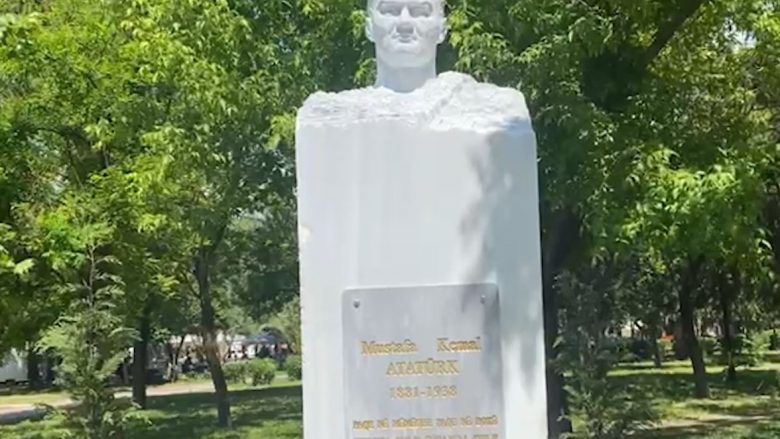 Busti i Ataturkut në Elbasan shkakton debat e kundërshti