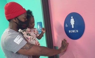Babai zbuloi arsyen pse shkon në tualetin e femrave me të bijën, pati reagime të ndryshme nga njerëzit