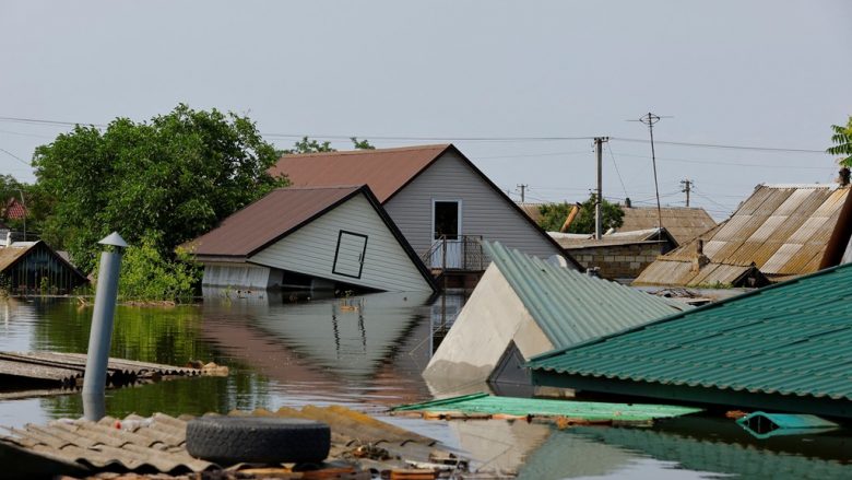 Tetë të vdekur dhe 5800 të evakuuar pas shembjes së digës në Kakhovka