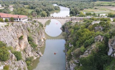 Gjakovë, vazhdojnë kërkimet për gruan që ka rënë nga ura e Fshajt