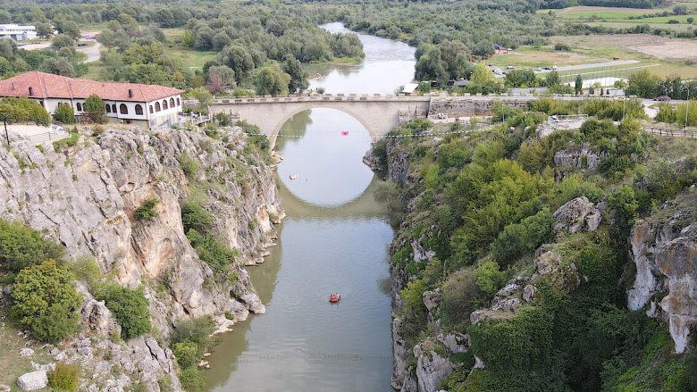 Gjakovë, vazhdojnë kërkimet për gruan që ka rënë nga ura e Fshajt