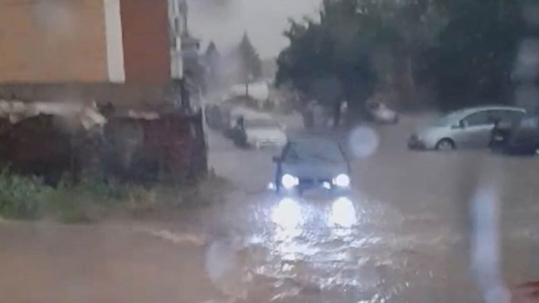 Moti i ligë kaplon Dellçevën, vërshohen disa ndërtesa