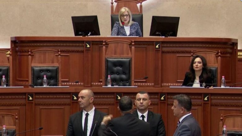Tension në Kuvendin e Shqipërisë teksa flitet për situatën në veri të Kosovës, deputeti i PD-së kërkon dënim të sulmit të Serbisë