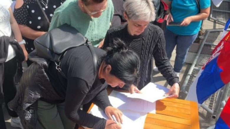Numër simbolik i protestuesve në veri, punonjësit komunalë nënshkruhen në listat e evidencës