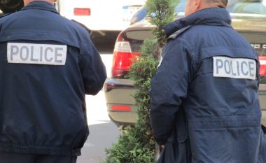 Persona të panjohur sulmojnë dy vetura në Zveçan