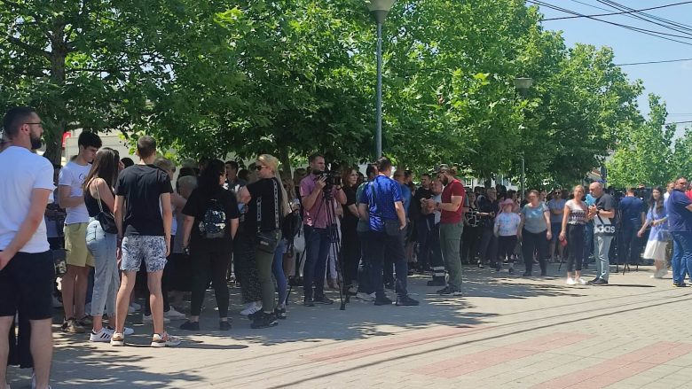 Qytetarët e Graçanicës protestojnë kundër arrestimit të një serbi, i dyshuar për krime lufte në Kosovë