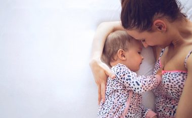 Përse disa nëna nuk mund t’u japin gji foshnjave