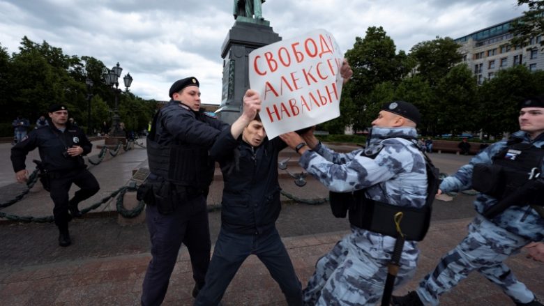 Putin nuk do protesta në Moskë, arrestohen mbështetësit e opozitarit Navalny
