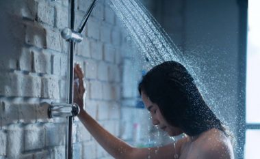 Njerëzit e vetmuar bëjnë dush më të gjatë: Ekspertët dhanë shpjegime interesante për këtë fenomen