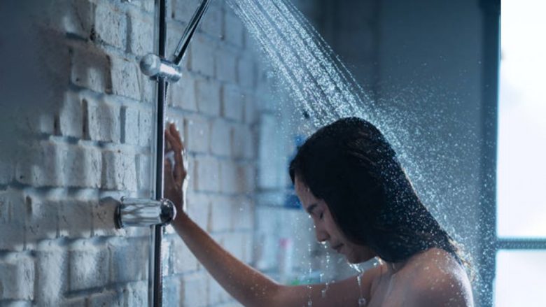 Njerëzit e vetmuar bëjnë dush më të gjatë: Ekspertët dhanë shpjegime interesante për këtë fenomen