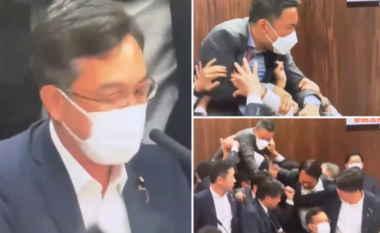 Kaos në parlamentin japonez - përleshen deputetët e pozitës dhe opozitës