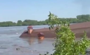 Se dëmet ishin të mëdha pas shpërthimit të digës në Kherson e tregon edhe kjo video, shtëpia lundron në lumin Dnipro