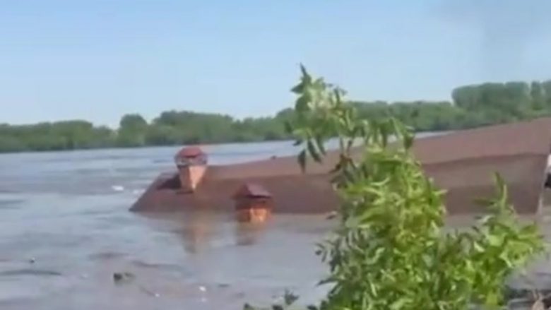 Se dëmet ishin të mëdha pas shpërthimit të digës në Kherson e tregon edhe kjo video, shtëpia lundron në lumin Dnipro
