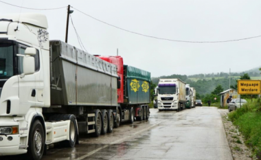 Vendimi për ndalimin e kamionëve nga Serbia, mallra në vlerë rreth 70 milionë euro mbesin të bllokuara në kufirin e Kosovës