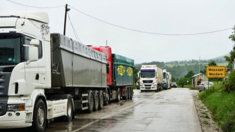 Vendimi për ndalimin e kamionëve nga Serbia, mallra në vlerë rreth 70 milionë euro mbesin të bllokuara në kufirin e Kosovës