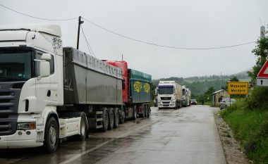 Vendimi për ndalimin e transportit të mallrave, kamionët nga Serbia po presin të kalojnë kufirin me Kosovën